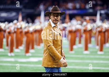 Nouvelle-Orléans, Louisiane, États-Unis. 01 janvier 2024. Matthew McConaughey sur la touche du Texas lors d'un match de football de la NCAA entre les Texas Longhorns et les Washington Huskies au Caesars Superdome de la Nouvelle-Orléans, Louisiane. Washington bat le Texas 37-31. John Mersits/CSM/Alamy Live News Banque D'Images