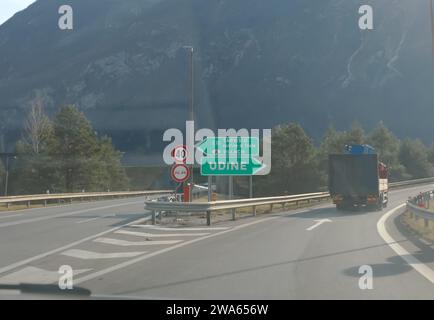 Carrefour d'une autoroute dans le nord de l'Italie avec des panneaux pour la ville de TARVISIO ou UDINE sans personnes Banque D'Images