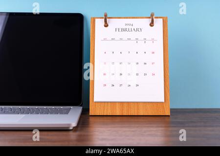 Calendrier de bureau et ordinateur portable de février 2024 Banque D'Images