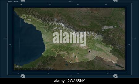 Géorgie mis en évidence sur une carte satellite haute résolution avec le point de la capitale du pays, la grille cartographique, l'échelle de distance et la carte frontière cordina Banque D'Images