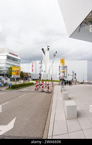 75 ans de voitures de sport Porsche. Animé par des rêves. Stuttgart, Allemagne - 15 août 2023 : Grande vue de Porscheplatz, où sont situés Porsche Center. Banque D'Images