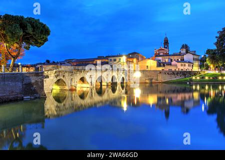 Pont de Tibère (Ponte di Tiberio) ou Pont d'Auguste construit par les Romains en 20 AD à Rimini, Italie la nuit. Banque D'Images