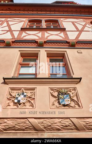 Armoiries de la ville sur la façade de l'hôtel de ville historique de Schwabach, Allemagne Banque D'Images