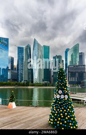 Arbres de Noël dans la Marina Bay et le quartier financier du centre-ville de Singapour Banque D'Images