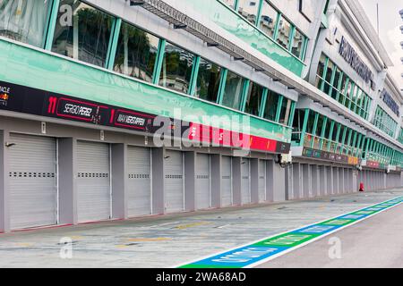 Le départ et l'arrivée tout droit et la voie des stands du circuit de Marina Bay Street. Lorsqu'il n'est pas utilisé pour les courses automobiles, le lieu est Banque D'Images