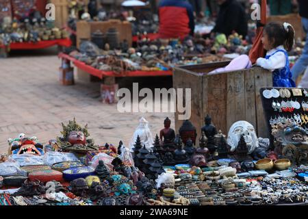 Katmandou, Népal - 17 novembre 2023 : le colporteur vend les œuvres d'art de la culture traditionnelle népalaise au marché aux puces. l'industrie du tourisme est l'une des principales affaires dans Banque D'Images