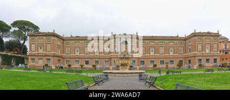 Visiteurs dans la cour de la pomme de pin, jardins du Vatican, cité du Vatican, Rome, Italie. Banque D'Images