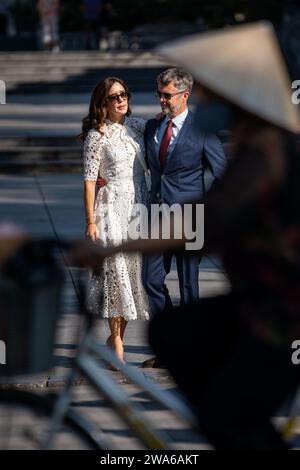 (FILE) le prince héritier Frederik et la princesse héritière Mary attendent de traverser la route près du lac Hoan Kiem lors d'une visite à Hanoi, au Vietnam, le mardi 1 novembre 2022. La reine Margrethe de Denmarks a annoncé dans son discours du nouvel an qu'elle abdique le 14 février. Le prince héritier Frederik prendra sa place et deviendra le roi Frederik le 10e du Danemark, tandis que la princesse héritière d'origine australienne Mary sera reine du Danemark. Banque D'Images