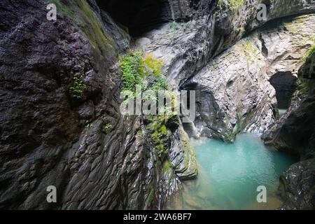 Caractéristiques du terrain karstique. Il y a des ruisseaux rapides et de petites piscines dans la fosse rocheuse. Les trois ponts naturels sont une série de ponts calcaires naturels, C. Banque D'Images