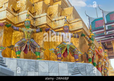 Guerriers démons au Golden Chedi de Wat Phra Kaew à Bangkok, Thaïlande Banque D'Images