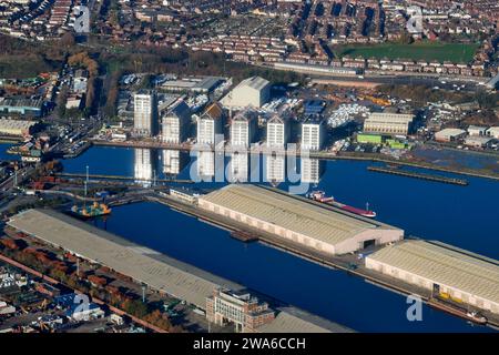 Nouveaux bâtiments reflétés dans le quai Birkenhead tiré des airs, River Mersey, Merseyside, nord-ouest de l'Angleterre, Royaume-Uni Banque D'Images