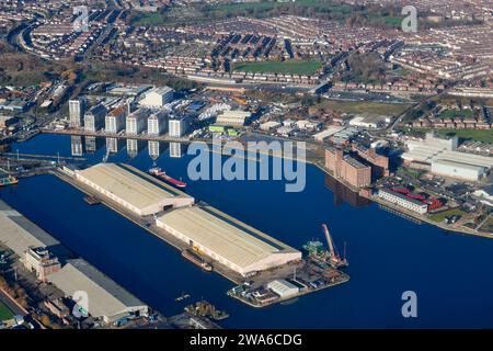 Nouveaux bâtiments reflétés dans le quai Birkenhead tiré des airs, River Mersey, Merseyside, nord-ouest de l'Angleterre, Royaume-Uni Banque D'Images