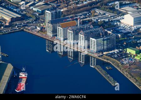 Nouveaux bâtiments reflétés dans le quai Birkenhead tiré des airs, River Mersey, Merseyside, nord-ouest de l'Angleterre, Royaume-Uni Banque D'Images