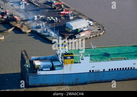 Un porte-conteneurs au départ de Seaforth Docks, Liverpool, River Mersey, Merseyside, nord-ouest de l'Angleterre, UK, fumée polluante de l'entonnoir Banque D'Images