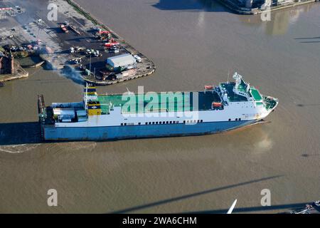 Un porte-conteneurs au départ de Seaforth Docks, Liverpool, River Mersey, Merseyside, nord-ouest de l'Angleterre, UK, fumée polluante de l'entonnoir Banque D'Images