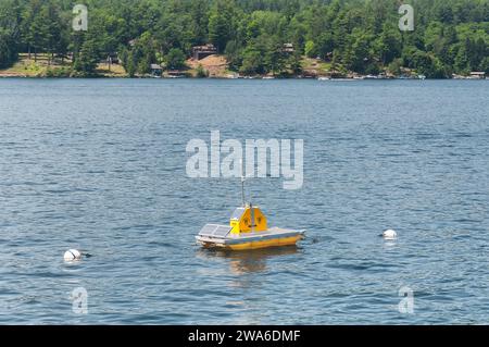 Une station de surveillance environnementale sur les eaux du lac George New York été. Banque D'Images