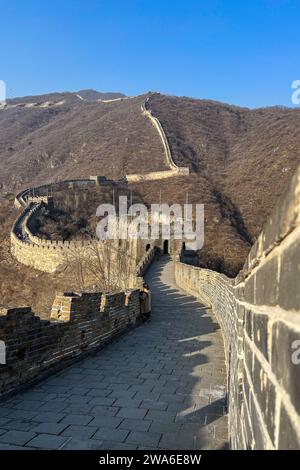 Les visiteurs marchent le long de la Grande Muraille de Mutianyu dans le district de Huairou à Pékin, en Chine, le 9 décembre 2023. Tee Mutianyu Grande Muraille a été construite en 1368 AD pendant la dynastie Qi du Nord. Le Mutianyu relie le Gubeikou à l'est et Juyongguan à l'ouest. Et a plusieurs tours de guet célèbres, y compris le Zhengguantai, Dajiaolou, Yingfeidaoyang, Jiankou et Beijingjie. La zone des visiteurs de la section Mutianyu est d'environ 5 000 mètres (3,1 miles) de long et est situé à environ 75 kilomètres du centre de Pékin. (Photo de Samuel Rigelhaupt/Sipa USA) Banque D'Images