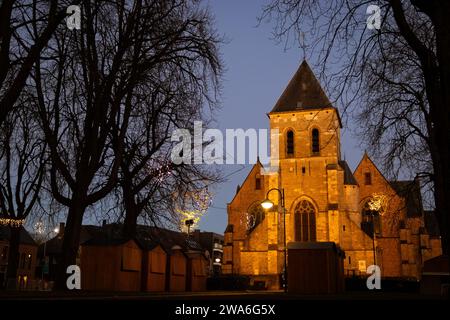 Vue de l'église St.Martins Berlare, en Flandre, Belgique. Capturé lors d'une soirée d'hiver à Noël, avec façade illuminée et décorations saisonnières. Banque D'Images