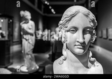 Statue en marbre : tête idéale d'Elena (1811) par le sculpteur Antonio Canova - Musée civique de Bassano del Grappa, région de Vénétie, Italie, 16 décembre 2023 Banque D'Images