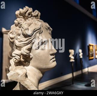 Statue en plâtre : tête d'un génie funéraire (1792) par le sculpteur Antonio Canova, Musée civique de Bassano del Grappa, région de Vénétie, Italie, 16 décembre 2023 Banque D'Images