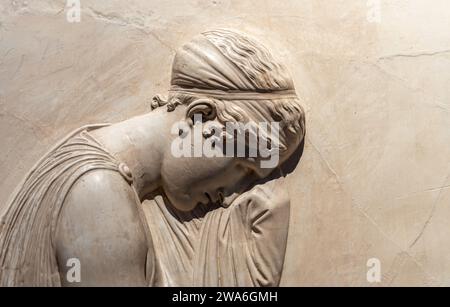 Stèle funéraire en plâtre de Faustino Tadini détails, par le sculpteur Antonio Canova, Musée civique de Bassano del Grappa, Vénétie, Italie, 16 décembre 2023 Banque D'Images