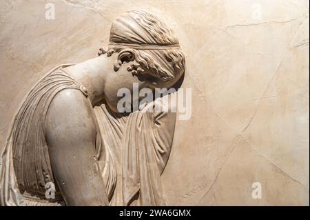 Stèle funéraire en plâtre de Faustino Tadini détails, par le sculpteur Antonio Canova, Musée civique de Bassano del Grappa, Vénétie, Italie, 16 décembre 2023 Banque D'Images