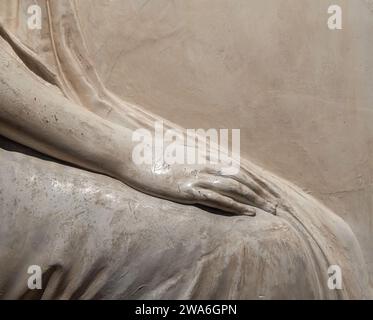 Stèle funéraire en plâtre de Faustino Tadini détails, par le sculpteur Antonio Canova, Musée civique de Bassano del Grappa, Vénétie, Italie, 16 décembre 2023 Banque D'Images