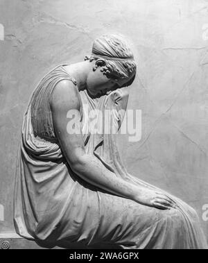 Stèle funéraire en plâtre de Faustino Tadini détails, par le sculpteur Antonio Canova, Musée civique de Bassano del Grappa, Vénétie, Italie, 16 décembre 2023 Banque D'Images