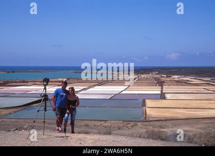 Couple prenant selfie withreflex caméra. Réserve naturelle de Salinas de Janubio, île de Lanzarote, Îles Canaries, Espagne. Banque D'Images