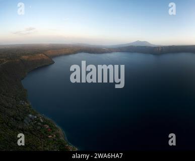 Lagune volcanique Apoyo au Nicaragua vue aérienne drone sur coucher de soleil de couleur orange Banque D'Images