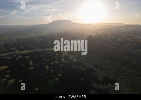 Paysage volcanique au Nicaragua sur le coucher du soleil ensoleillé lumineux Banque D'Images