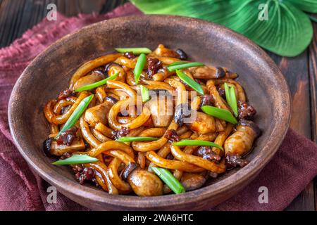 Bol de yaki udon - nouilles udon sautées Banque D'Images