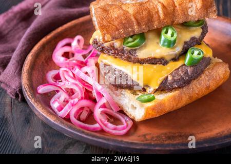 Sandwich avec ciabatta, galettes de bœuf et fromage Banque D'Images