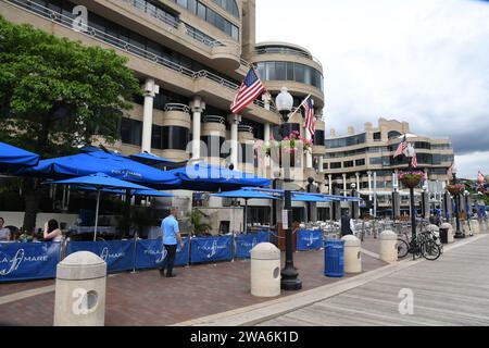 GEORGE TOWN /WASHINGTON DC /USA./ 09 .MAY. 2019/vie de à washington habour à George Town décoré avec des fleurs panier et drapeau américain. (Photo..Francis Dean / Deanimages. Banque D'Images