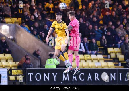 Tony Macaroni Arena, Livingston, Royaume-Uni. 02 janvier 2024. Pendant le match de Cinch Scottish Premiership entre Livingston et Heart of Midlothian FC, Frankie Kent de Hearts domine en défense (crédit photo : Alamy Live News/David Mollison) crédit : David Mollison/Alamy Live News Banque D'Images