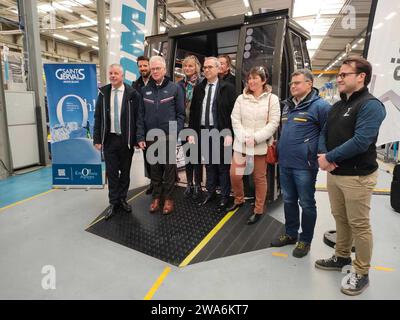 © Noémie Philippot/radio France/Maxppp - Noémie Philippot/radio France/Maxppp, x 18/12/2023Paire du maire de Saint-Gervais, Jean-Marc Peillex chez Sigma, filiale du groupe Poma, aux Avenières-Veyrins-Thuellin entreprise française, Poma, cabines pour remontées mécaniques dans la station de ski locale Caption Live France *** Isère/Bleu *** Isère Banque D'Images