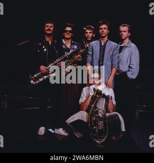 Haindling, Band aus Niederbayern, Links ist der saxophonist, Sänger und Gründer der Band Hans-Jürgen Buchner, 1984. Groupe Haindling de Basse-Bavière, Allemagne, sur la photo de gauche : saxophoniste, chanteur et fondateur du groupe Haindling : Hans-Jürgen Buchner, 1984. Banque D'Images