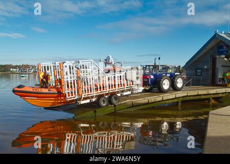 Bateau de sauvetage côtier Mudeford servant Atlantic 85 B Class remorqué par Un tracteur TW33 à la station de sauvetage Mudeford Banque D'Images