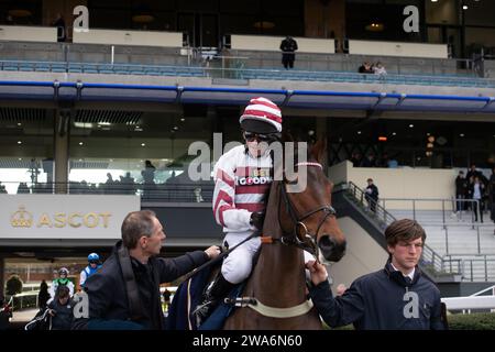 Ascot, Berkshire, Royaume-Uni. 22 décembre 2023. Horse RockWithTheTimes monté par le jockey Tom Cannon se dirige vers le circuit de l'hippodrome d'Ascot pour la Howden Maiden Hurdle Race au Howden Christmas Racing Weekend. Propriétaire International Plywood (Importers) Ltd. Entraîneur Alan King, Barbury Castle. Commanditaire Goodwin Racing Ltd Crédit : Maureen McLean/Alamy Banque D'Images