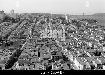 Blick über San Francisco vom Coit Aussichtsturm auf dem Telegraph Hill aus, 1962. Vue sur San Francisco depuis la tour d'observation Coit sur Telegraph Hill, 1962. Banque D'Images