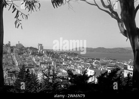 Blick über San Francisco, die Bucht und die Golden Gate Brücke von Telegraph Hill aus, 1962. Vue sur San Francisco, la baie et le Golden Gate Bridge depuis Telegraph Hill, 1962. Banque D'Images