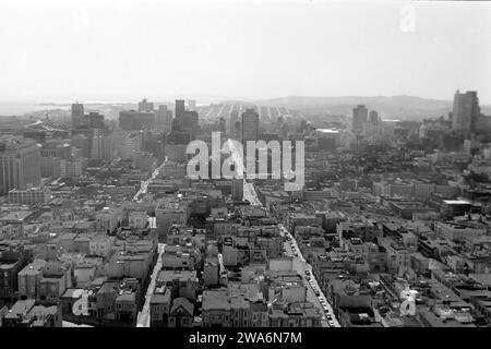 Blick über San Francisco vom Coit Aussichtsturm auf dem Telegraph Hill aus, 1962. Vue sur San Francisco depuis la tour d'observation Coit sur Telegraph Hill, 1962. Banque D'Images