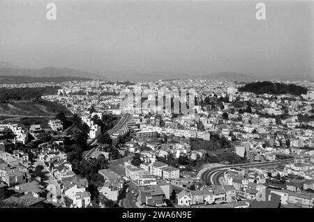 Blick auf San Francisco von den Twin Peaks aus, erkennbar zwischen den Gebäuden ist die breite Market Street und als bewaldeter Hügel der Buena Vista Park, 1962. Vue de San Francisco depuis les Twin Peaks, reconnaissable entre les bâtiments est la large Market Street et la colline boisée de Buena Vista Park, 1962. Banque D'Images