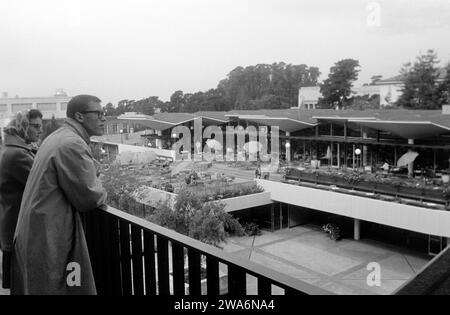 Ein deutscher Student besucht den Campus der Universität von Kalifornien in Berkeley, hier befindet er sich auf dem Balkon des Gebäudes Martin Luther King Jr mit Blick auf das César Chávez Student Center, Berkeley 1962. Un étudiant allemand visite le campus de l'Université de Californie à Berkeley, le voici sur le balcon du bâtiment Martin Luther King Jr donnant sur le Centre étudiant César Chávez, Berkeley 1962. Banque D'Images