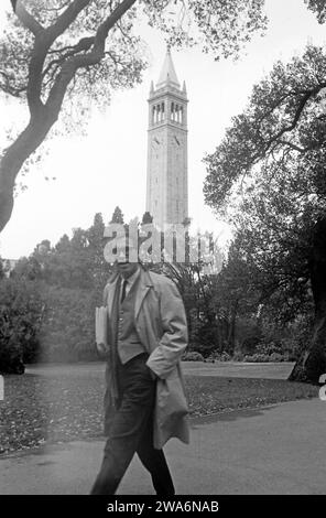 Ein Deutscher Student auf dem Campus der Universotät von Kalifornien in Berkeley, Sather Tower im hintergrund, 1962. Un étudiant allemand sur le campus de l'Université de Californie à Berkeley, Sather Tower en arrière-plan, 1962. Banque D'Images