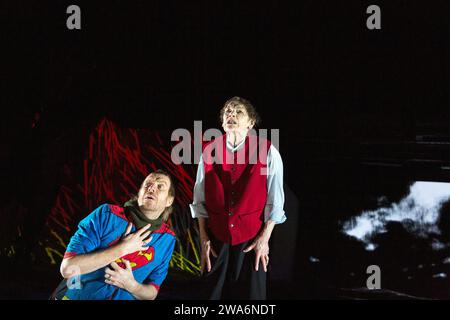 Storm scene : Rhys Ifans (Fool), Glenda Jackson (King Lear) dans KING LEAR de Shakespeare à The Old Vic, Londres SE1 04/11 2016 design : Jean Kalman & Deborah Warner associé scénographie : Justin Nardella costumes : Zeb Lalljee vidéo design : 59 éclairage de production : Jean Kalman réalisateur : Deborah Warner Banque D'Images