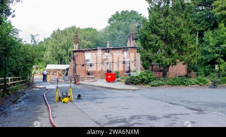 LE PUB DE LA MAISON TORDUE, MATIN APRÈS L'INCENDIE Banque D'Images