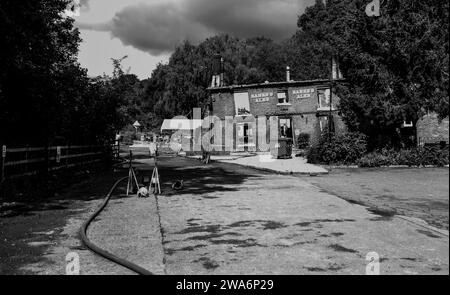 LE PUB DE LA MAISON TORDUE, MATIN APRÈS L'INCENDIE Banque D'Images