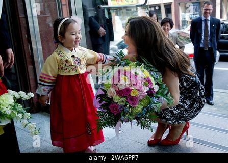 (FILE) la princesse héritière Mary reçoit des fleurs et des câlins à son arrivée à la réunion avec des mères célibataires sud-coréennes et leurs enfants, lors d'une visite en Corée du Sud, le mardi 15 mai 2012. La reine Margrethe de Denmarks a annoncé dans son discours du nouvel an qu'elle abdique le 14 janvier 2024. Le prince héritier Frederik prendra sa place et deviendra le roi Frederik le 10e du Danemark, tandis que la princesse héritière australienne Mary sera reine du Danemark... (Photo : Keld Navntoft/Ritzau Scanpix) Banque D'Images