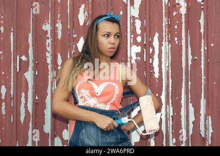 fille sur un vieux bâtiment abandonné Banque D'Images